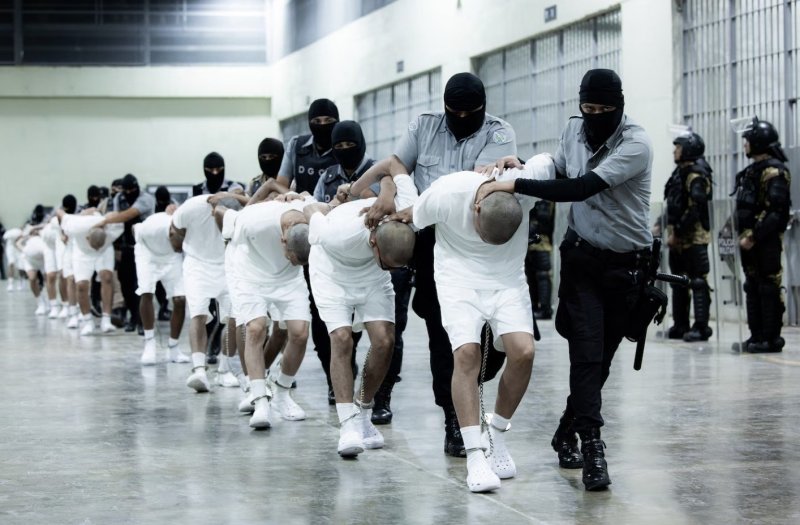 Judge blocks Trump’s gang deportations, citing torture risk in El Salvador 