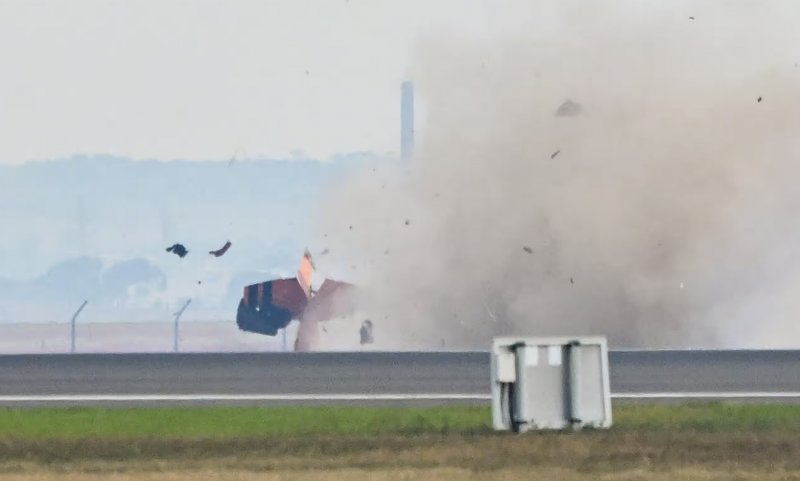 Pilot seriously injured in plane crash at Australian airshow 