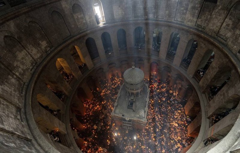 Holy Fire appears at Jerusalem’s Church of the Holy Sepulchre 
