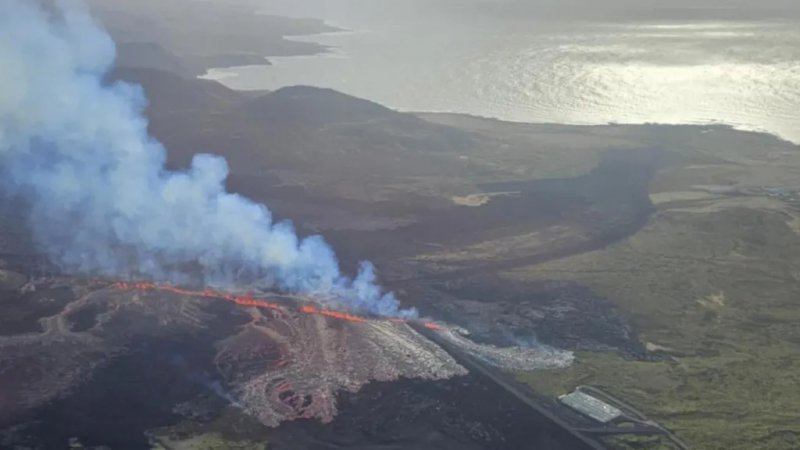 Icelandic volcano erupts again, prompting evacuations  VIDEO 