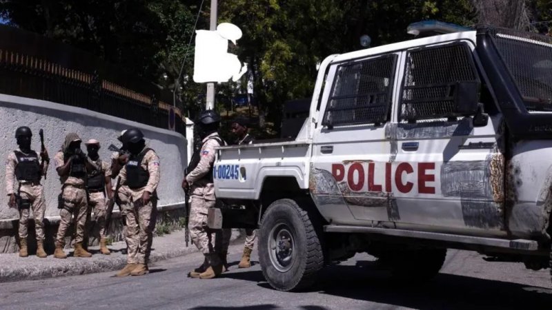 Gangs storm Haiti town and release 500 inmates from jail 