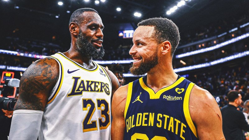 LeBron James reacts to Steph Curry’s historic 52-point game with one-word comment