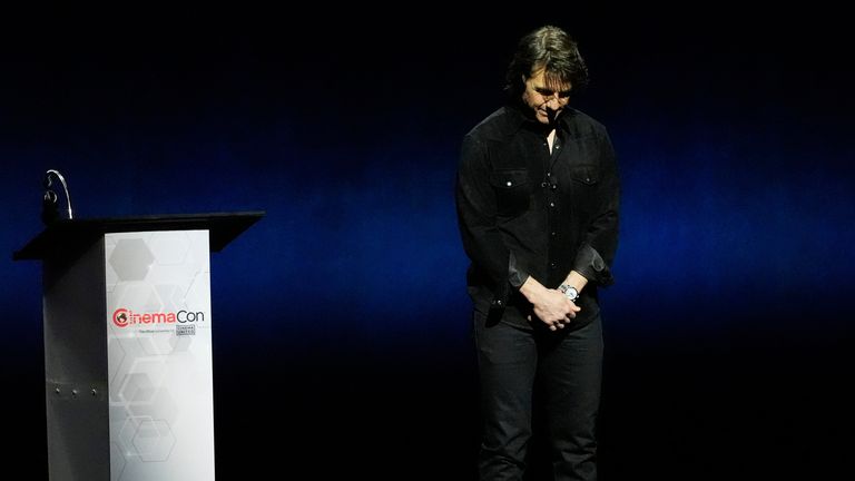 Tom Cruise pays emotional tribute to Val Kilmer