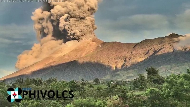 Philippines' Kanlaon volcano erupts, spewing ash kilometres into air -  VIDEO 