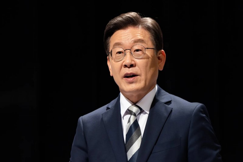 South Korea's opposition leader announces presidential bid