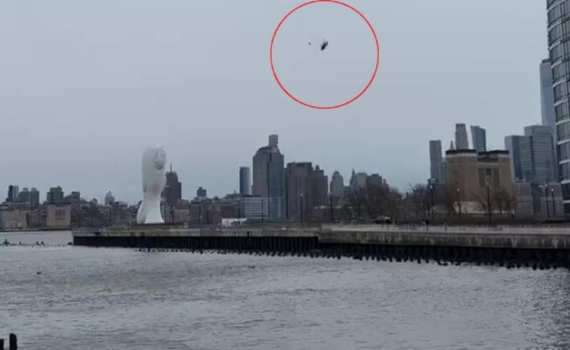 Moment helicopter crashes into Hudson River in New York – VIDEO 