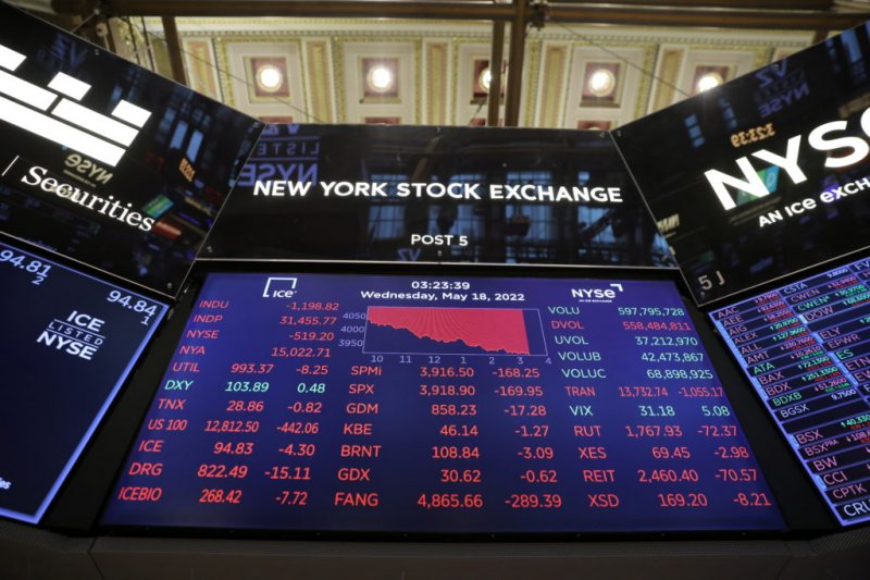 US stock futures drop as China hits back with new tariffs