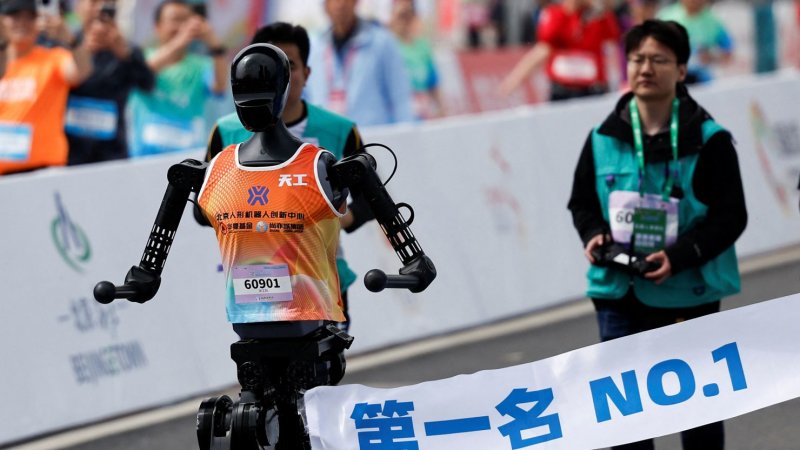 China holds world's first humanoid robot half-marathon -  VIDEO 