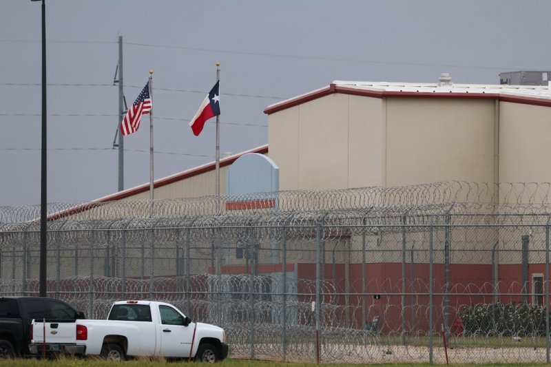 US Supreme Court temporarily blocks deportations of Venezuelan migrants under wartime law 