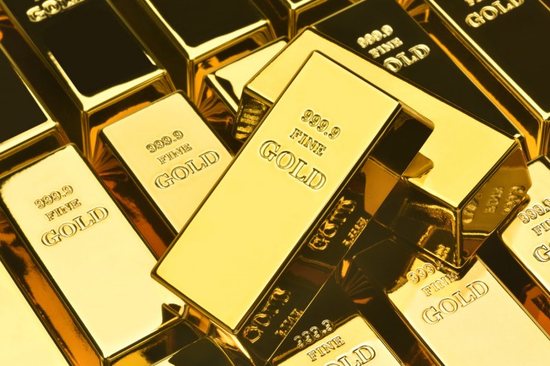 Gold surges to all-time high amid Fed tensions