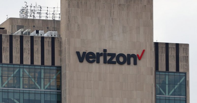 Verizon shares dip amid decline in phone subscribers