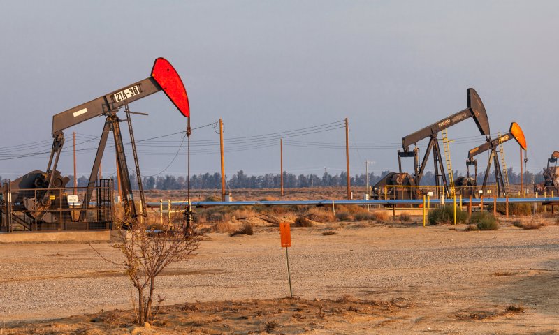 Oil prices surge as trade tensions ease, but weekly losses loom