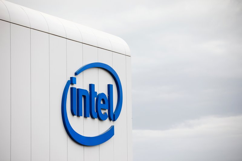 Intel shares drop on disappointing revenue outlook 