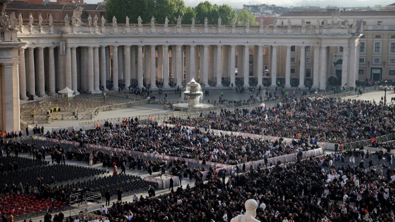  In Photos: Crowds gather in Vatican for Pope Francis’ funeral