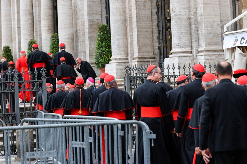 Catholic cardinals meet to set date for papal conclave