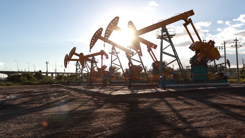 Oil extends losses on trade war fears