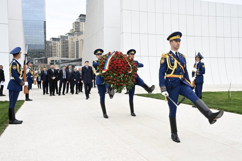 Romanian senate's acting president visits Victory Park in Baku