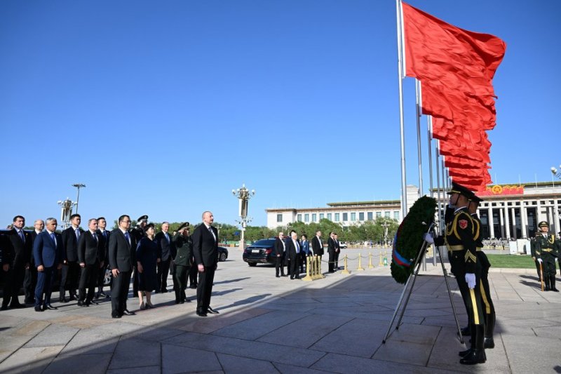 President Ilham Aliyev visits Monument to the People's Heroes in Beijing