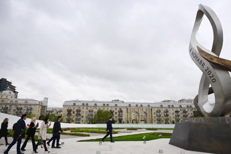Italian lawmakers visit Alley of Honors, Victory Park in Baku