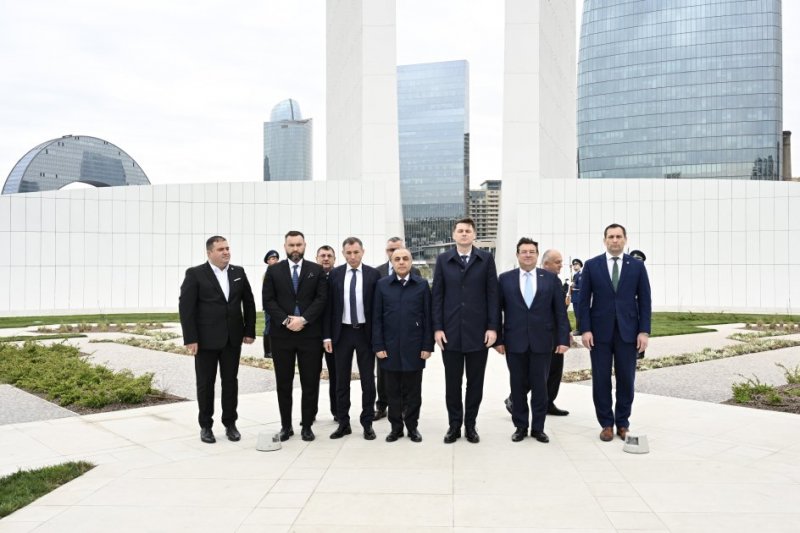 News about - Romanian senate's acting president visits Victory Park in Baku