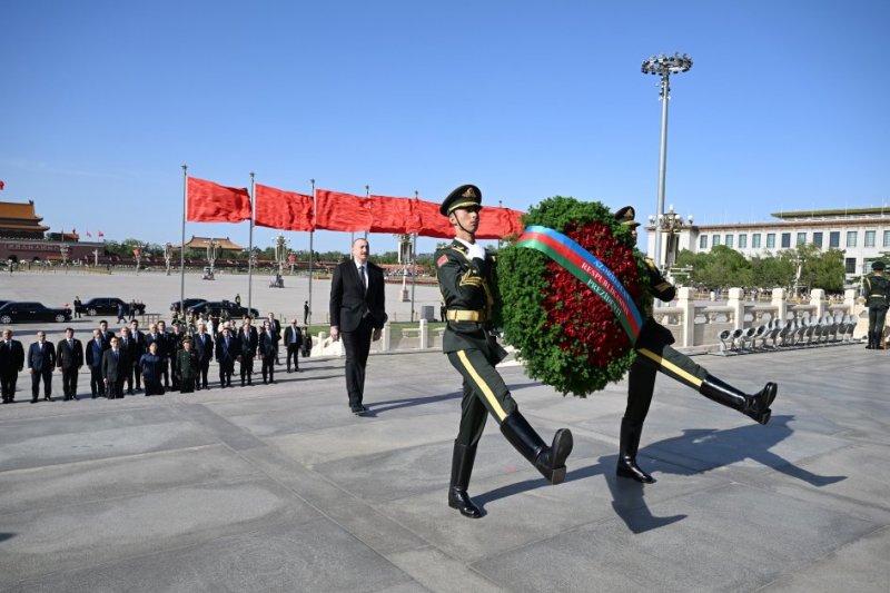 News about - President Ilham Aliyev visits Monument to the People's Heroes in Beijing