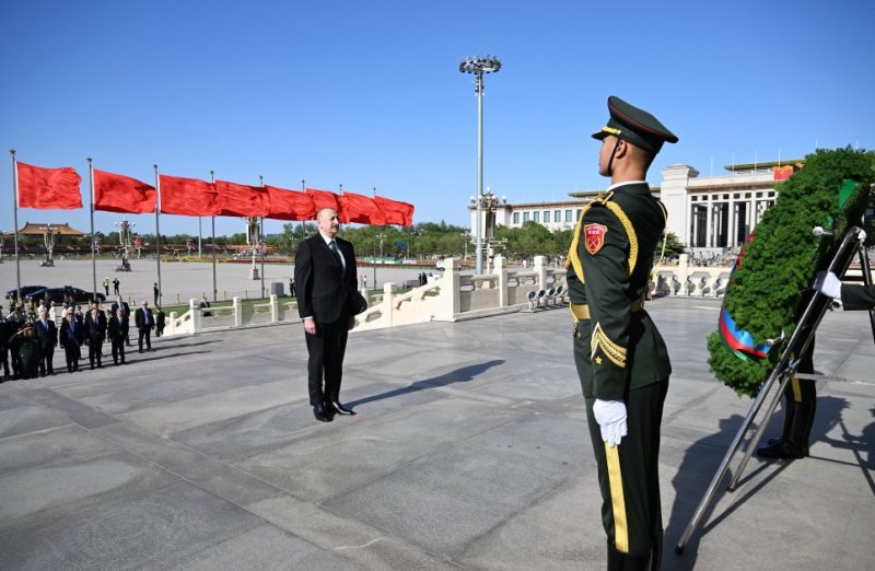News about - President Ilham Aliyev visits Monument to the People's Heroes in Beijing