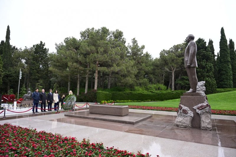 News about - Italian lawmakers visit Alley of Honors, Victory Park in Baku