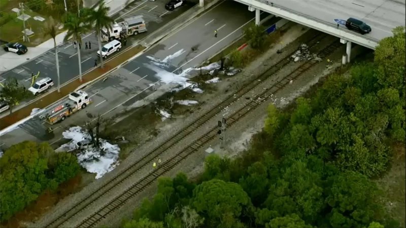 Small plane crash in Florida kills three people 