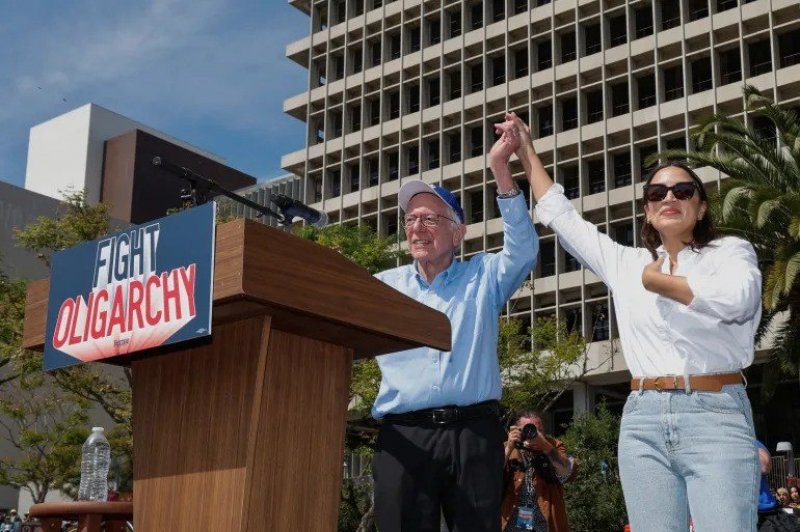 Thousands gather in Los Angeles for Sanders' rally against oligarchy  VIDEO 