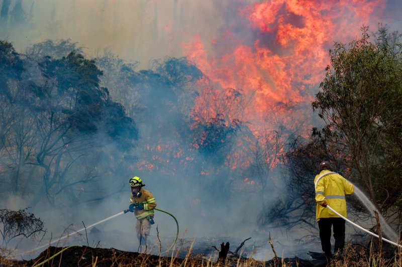 Communities evacuated as large brushfires burn near Jerusalem 