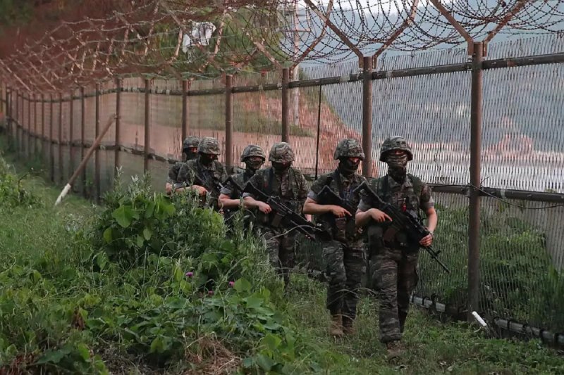 N. Korean troops briefly cross border at eastern front line, Seoul says