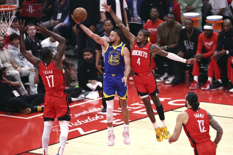Curry shines as Warriors upset Rockets in playoff opener
