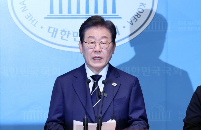 Former DP leader Lee widens lead in South Korea presidential election poll