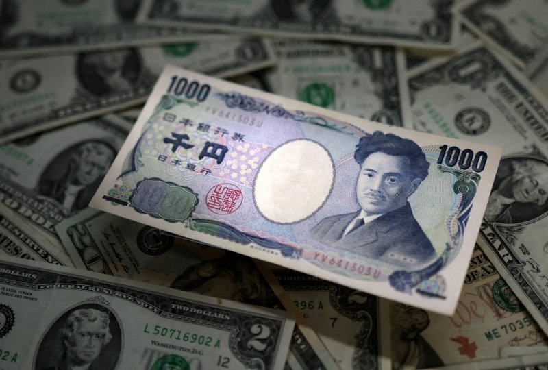 Japanese yen reaches 7-month peak as dollar weakens
