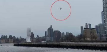 Moment helicopter crashes into Hudson River in New York – VIDEO 