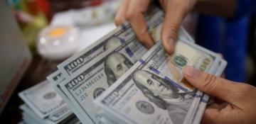 Dollar hits decade-low amid waning confidence in US economy