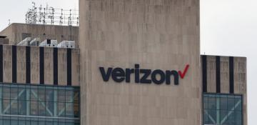 Verizon shares dip amid decline in phone subscribers