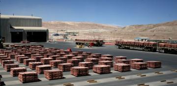 Copper hits two-week high as dollar weakens