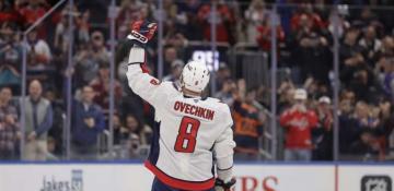 Ovechkin becomes NHL's all-time goals leader with No. 895 