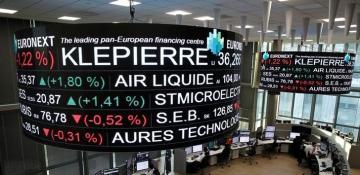 European stocks edge lower; earnings continue to flood in 