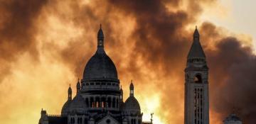 Major fire erupts on Boulevard de Douaumont in Paris 