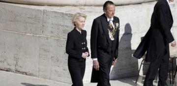 Von der Leyen and Trump to meet following brief interaction at pope’s funeral 