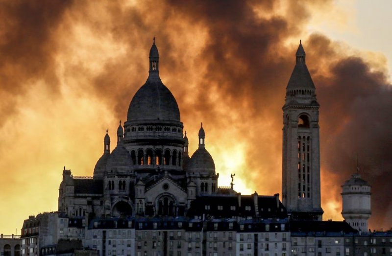 Major fire erupts on Boulevard de Douaumont in Paris 