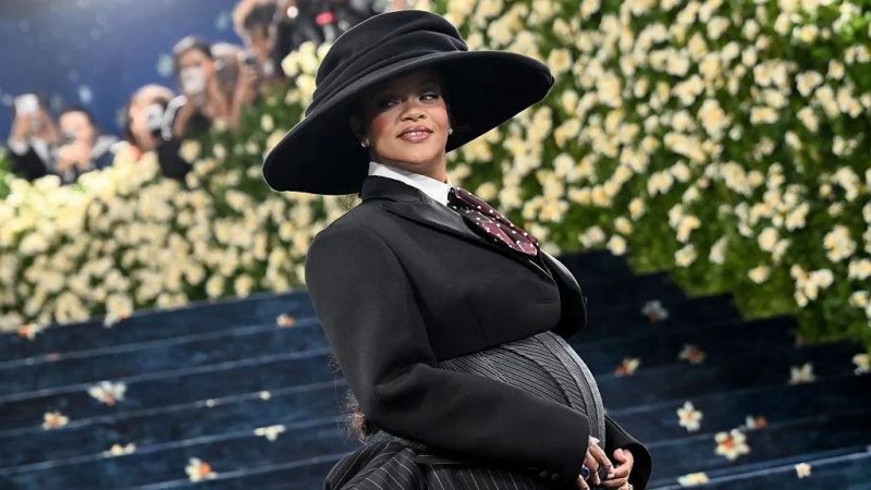 Rihanna reveals she is pregnant with third child - PHOTO 
