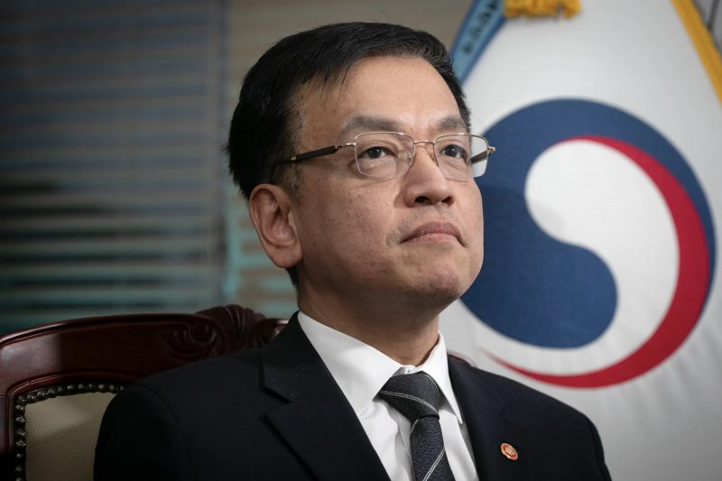 South Korean Finance Minister Choi resigns 