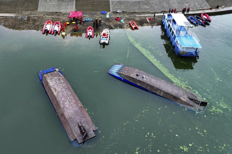 At least 9 dead as tourist boats in southwest China