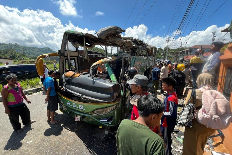 11 killed, 5 injured after truck collides with bus in Indonesia 