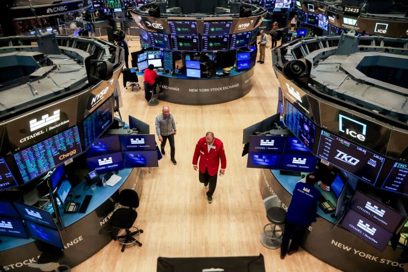 U.S. stocks edge higher; Fed rate decision looms 