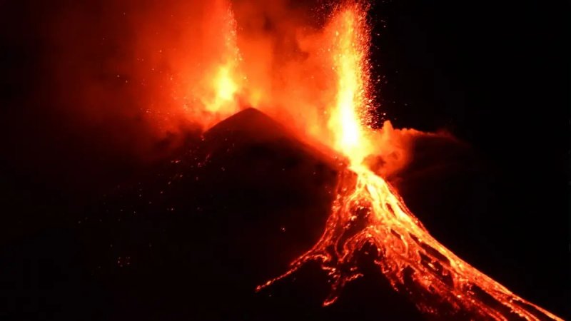Italy's Mount Etna intensifies eruption -  VIDEO 