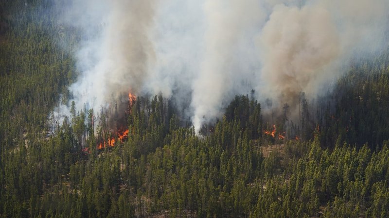 Wildfire in central Canada leaves two dead, forces mass evacuations  -VIDEO 